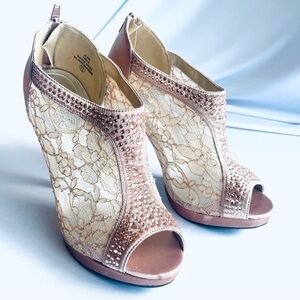 Women's Lace Bridal High Heel Platform Peep Toe Shootie- Never worn - Size 7.5